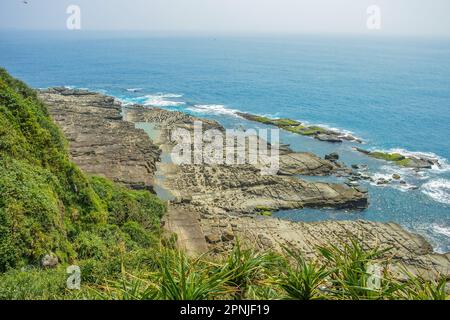 Capo Bitou (Bitoujiao) spiaggia rocciosa di mare con oceano blu in un giorno d'estate, quartiere Ruifang della città di New Taipei, Taiwan Foto Stock