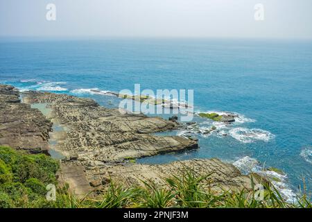 Capo Bitou (Bitoujiao) spiaggia rocciosa di mare con oceano blu in un giorno d'estate, quartiere Ruifang della città di New Taipei, Taiwan Foto Stock