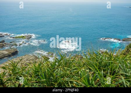 Capo Bitou (Bitoujiao) spiaggia rocciosa di mare con oceano blu in un giorno d'estate, quartiere Ruifang della città di New Taipei, Taiwan Foto Stock