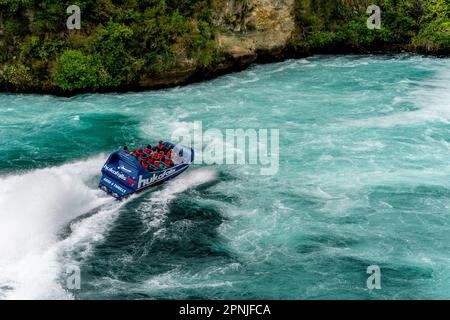 Un Jet Boat di Huka Falls, Lago Taupo, Isola del Nord, Nuova Zelanda. Foto Stock
