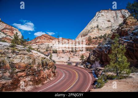 Scena lungo l'autostrada 9, nel Parco Nazionale di Zions, Utah, USA. La bellezza e la varietà delle meraviglie geologiche rendono il viaggio panoramico incredibile. Foto Stock