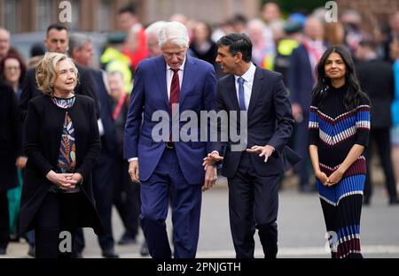 (Sinistra-destra) Hillary Clinton, l'ex presidente degli Stati Uniti Bill Clinton, il primo ministro Rishi Sunak e sua moglie Akshata Murty a seguito della conferenza internazionale per celebrare il 25th° anniversario dell'accordo Belfast/Venerdì Santo, presso la Queen's University Belfast. Data immagine: Mercoledì 19 aprile 2023. Foto Stock