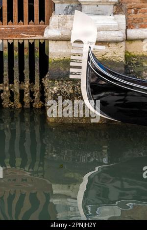 Testa in ferro della gondola, Venezia, Veneto, Italia Foto Stock