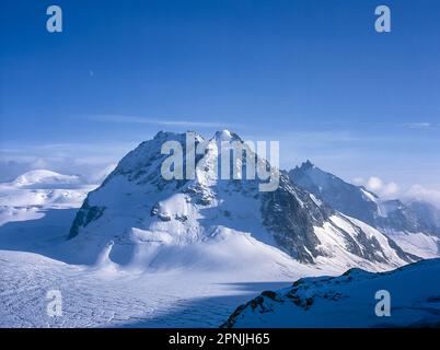 Il picco del non così piccolo Petit Mont Collon come visto dal rifugio del Club Alpino Svizzero Cabane Vignettes sulla Chamonix a Zermatt Haute Route Foto Stock