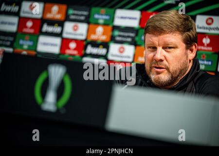 Londra, Regno Unito. 19th Apr, 2023. Hein Vanhaezebrouck, allenatore capo di Gent, è stato raffigurato durante una conferenza stampa della squadra di calcio belga KAA Gent mercoledì 19 aprile 2023 a Londra, Inghilterra. La squadra si prepara per la partita di domani contro l'inglese West Ham United FC, la tappa di ritorno delle quarti di finale del concorso UEFA Europa Conference League. Il primo tratto è terminato con un risultato di pareggio 1-1. FOTO DI BELGA JASPER JACOBS Credit: Belga News Agency/Alamy Live News Foto Stock