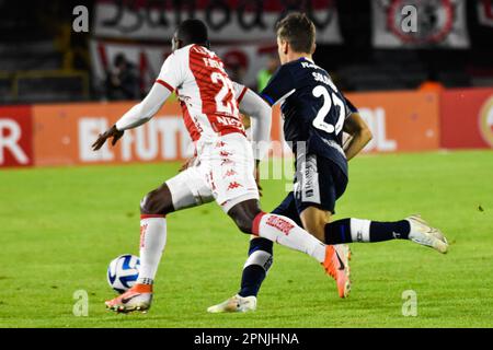 Fabio Delgado di Independiente Santa Fe e Franco Soldano di Gimnasia durante la partita Independiente Santa Fe V Gimnasia durante la partita di gruppo CONMEBOL Libertadores, il 18 aprile 2023. Foto di: Cristian Bayona/Long Visual Press Foto Stock