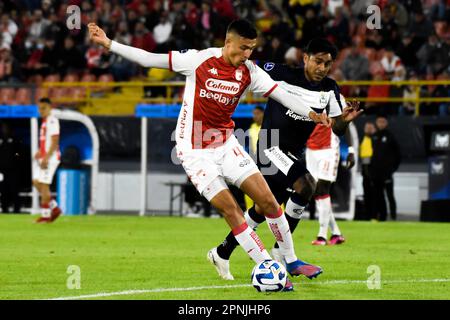 David Esteban Ramirez di Santa Fe e Cristian Tarragona di Gimnasia durante la partita Independiente Santa Fe V Gimnasia durante la partita di gruppo CONMEBOL Libertadores, il 18 aprile 2023. Foto di: Cristian Bayona/Long Visual Press Foto Stock