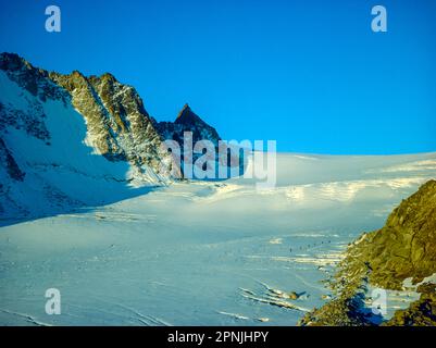 Guardando attraverso il ghiacciaio orientale verso il passo col Du Tour Superior al confine con la Svizzera francese, visto dalla Chamonix alla Haute Route di Zermatt, notate il gruppo degli arrampicatori che sale sul ghiacciaio Foto Stock