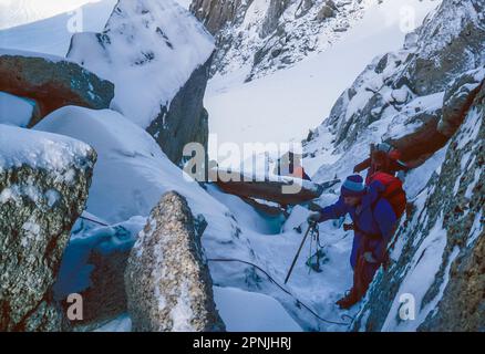 Si sale attraverso il col Du Tour Superior al confine franco-svizzero, visto dalla Chamonix alla Zermatt Haute Route Foto Stock