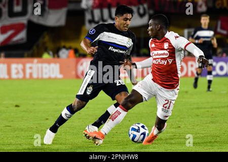 Cristian Tarragona di Santa Fe e Fabio Delgado di Independiente Santa Fe durante la partita Independiente Santa Fe V Gimnasia durante la partita di gruppo CONMEBOL Libertadores, il 18 aprile 2023. Foto di: Cristian Bayona/Long Visual Press Foto Stock