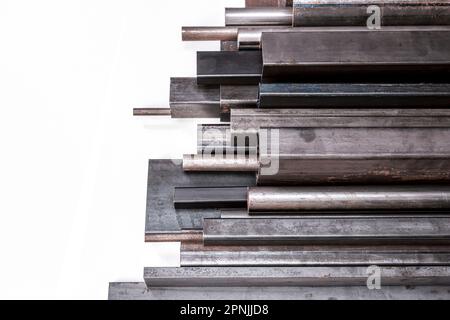 tubi metallici di varie forme su sfondo bianco. Foto Stock