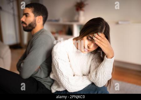 Il triste e disperato giovane marito arabo ignora la moglie europea dopo aver litigato Foto Stock