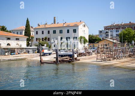 ROVIGNO, CROAZIA - 20 MAGGIO 2022 cantiere navale funzionante nella città vecchia Foto Stock