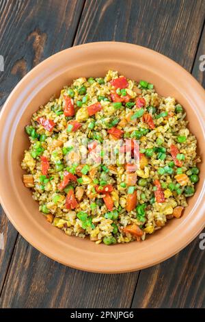 Porzione di riso fritto con uova e verdure Foto Stock