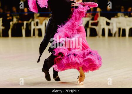 coppia ballare foxtrot in sala da ballo competitivo dancesportport, donna è indossare abito rosa e uomo nero tuta coda Foto Stock