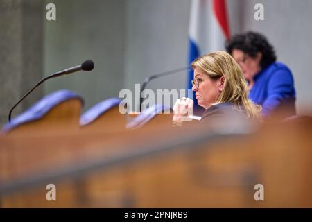 L'AIA - Paesi Bassi, 19/04/2023, Caroline van der Plas (BBB) alla Camera dei rappresentanti durante il dibattito con il ministro dell'azoto Christianne van der Wal sui 24 miliardi di euro che il gabinetto ha riservato per affrontare la crisi dell'azoto. ANP PHIL NIJHUIS olanda fuori - belgio fuori Foto Stock