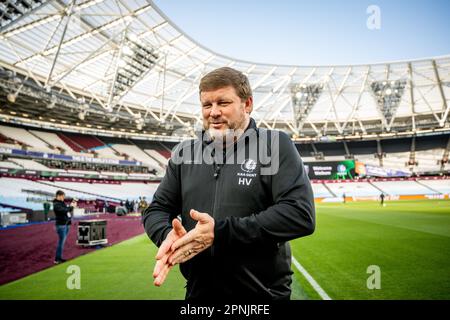 Londra, Regno Unito. 19th Apr, 2023. Hein Vanhaezebrouck, allenatore capo di Gent, è stato raffigurato nel corso di una sessione di allenamento della squadra di calcio belga KAA Gent mercoledì 19 aprile 2023 a Londra, Inghilterra. La squadra si prepara per la partita di domani contro l'inglese West Ham United FC, la tappa di ritorno delle quarti di finale del concorso UEFA Europa Conference League. Il primo tratto è terminato con un risultato di pareggio 1-1. FOTO DI BELGA JASPER JACOBS Credit: Belga News Agency/Alamy Live News Foto Stock