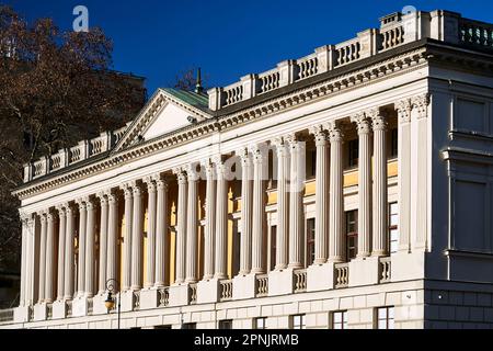 Facciata di un edificio storico con colonne corinzie a Poznan, Polonia Foto Stock