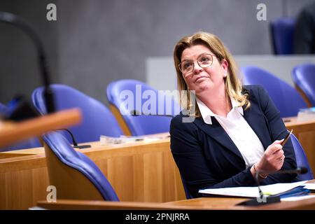 L'AIA - Paesi Bassi, 19/04/2023, il ministro dell'azoto Christianne van der Wal, alla Camera dei rappresentanti, circa i 24 miliardi di euro che il gabinetto ha riservato per affrontare la crisi dell'azoto. ANP PHIL NIJHUIS olanda fuori - belgio fuori Foto Stock