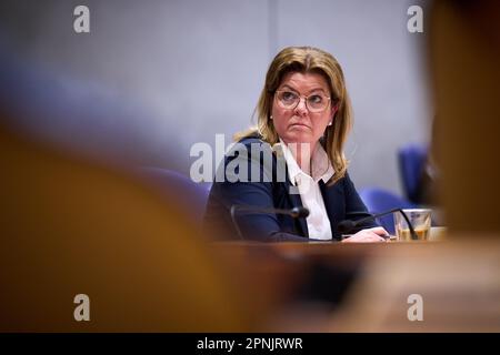 L'AIA - Paesi Bassi, 19/04/2023, il ministro dell'azoto Christianne van der Wal, alla Camera dei rappresentanti, circa i 24 miliardi di euro che il gabinetto ha riservato per affrontare la crisi dell'azoto. ANP PHIL NIJHUIS olanda fuori - belgio fuori Foto Stock