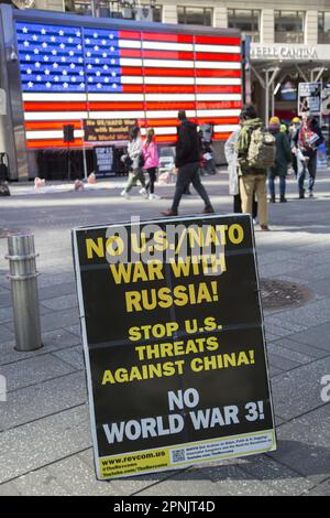 Rally negli Stati Uniti Stazione di reclutamento delle forze armate a Times Square, New York, per fermare l'espansione militare degli Stati Uniti in tutto il mondo, alimentando gli incendi e le minacce dell'opposizione nei confronti della Cina e utilizzando la guerra in Ucraina per perpetuare una guerra per procura con la Russia per espandere il dominio degli Stati Uniti a livello internazionale. Foto Stock