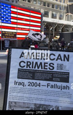 Rally negli Stati Uniti Stazione di reclutamento delle forze armate a Times Square, New York, per fermare l'espansione militare degli Stati Uniti in tutto il mondo, alimentando gli incendi e le minacce dell'opposizione nei confronti della Cina e utilizzando la guerra in Ucraina per perpetuare una guerra per procura con la Russia per espandere il dominio degli Stati Uniti a livello internazionale. Foto Stock