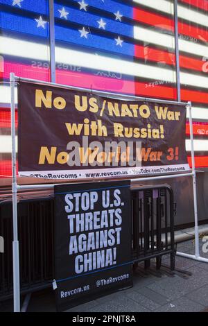 Rally negli Stati Uniti Stazione di reclutamento delle forze armate a Times Square, New York, per fermare l'espansione militare degli Stati Uniti in tutto il mondo, alimentando gli incendi e le minacce dell'opposizione nei confronti della Cina e utilizzando la guerra in Ucraina per perpetuare una guerra per procura con la Russia per espandere il dominio degli Stati Uniti a livello internazionale. Foto Stock