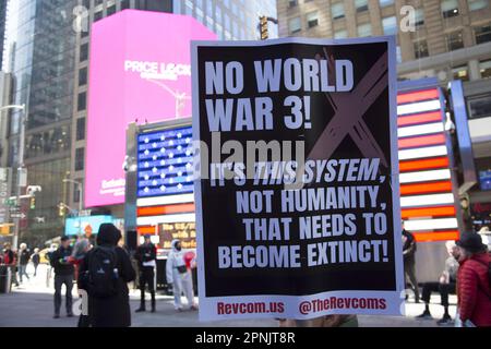 Rally negli Stati Uniti Stazione di reclutamento delle forze armate a Times Square, New York, per fermare l'espansione militare degli Stati Uniti in tutto il mondo, alimentando gli incendi e le minacce dell'opposizione nei confronti della Cina e utilizzando la guerra in Ucraina per perpetuare una guerra per procura con la Russia per espandere il dominio degli Stati Uniti a livello internazionale. Foto Stock