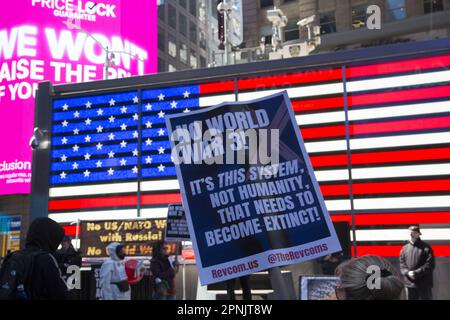 Rally negli Stati Uniti Stazione di reclutamento delle forze armate a Times Square, New York, per fermare l'espansione militare degli Stati Uniti in tutto il mondo, alimentando gli incendi e le minacce dell'opposizione nei confronti della Cina e utilizzando la guerra in Ucraina per perpetuare una guerra per procura con la Russia per espandere il dominio degli Stati Uniti a livello internazionale. Foto Stock