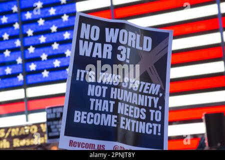 Rally negli Stati Uniti Stazione di reclutamento delle forze armate a Times Square, New York, per fermare l'espansione militare degli Stati Uniti in tutto il mondo, alimentando gli incendi e le minacce dell'opposizione nei confronti della Cina e utilizzando la guerra in Ucraina per perpetuare una guerra per procura con la Russia per espandere il dominio degli Stati Uniti a livello internazionale. Foto Stock