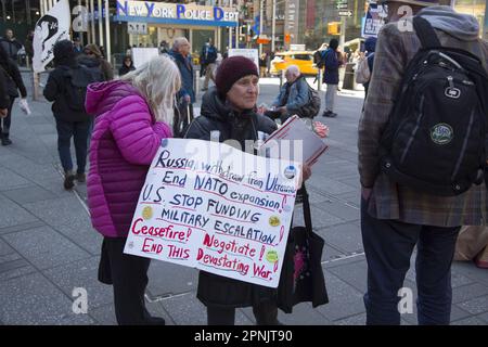 Rally negli Stati Uniti Stazione di reclutamento delle forze armate a Times Square, New York, per fermare l'espansione militare degli Stati Uniti in tutto il mondo, alimentando gli incendi e le minacce dell'opposizione nei confronti della Cina e utilizzando la guerra in Ucraina per perpetuare una guerra per procura con la Russia per espandere il dominio degli Stati Uniti a livello internazionale. Foto Stock