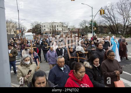 I parrocchiani di varie chiese camminano insieme le stazioni della Croce il Venerdì Santo a Brooklyn, New York. Le stazioni della Croce, note anche come Via Crucis, commemorano la passione e la morte di Gesù sulla croce. Ci sono 14 stazioni che raffigurano ciascuna un momento del suo viaggio verso il Calvario, di solito attraverso l'arte sacra, le preghiere e le riflessioni. La pratica iniziò mentre i pii pellegrini tracciavano il suo cammino attraverso Gerusalemme sulla via dolorosa. Foto Stock