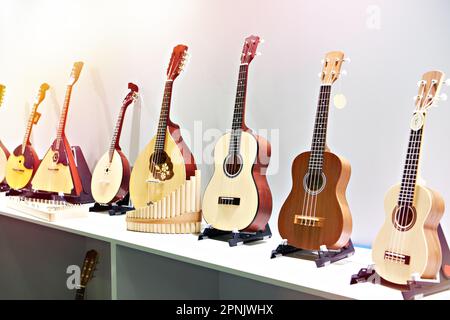 Chitarre e strumenti musicali a corda in un negozio Foto Stock