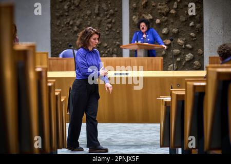 L'AIA - Paesi Bassi, 19/04/2023, leader del partito PvdD Esther Ouwehand alla Camera dei rappresentanti durante il dibattito con il ministro dell'azoto Christianne van der Wal sui 24 miliardi di euro che il gabinetto ha riservato per affrontare la crisi dell'azoto. ANP PHIL NIJHUIS olanda fuori - belgio fuori Foto Stock