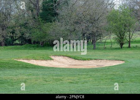 Maidenhead, Regno Unito. 19th aprile 2023. Cala Homes prevede di costruire 1.800 case sul Maidenhead Golf Club (nella foto) nella circoscrizione di Theresa May MP nel Berkshire, quando il loro contratto di locazione scade nel 2025. Ciò nonostante il fatto che la terra è stata data al popolo di Maidenhead da Lord Desborough. Il Maidenhead Golf Club non è riuscito a comprare il John Lewis Partnership Golf Club a Winter Hill a Cookham. L'offerente preferito è Safegolf Ltd Una veglia è stata tenuta dai residenti locali ieri sera fuori Maidenhead Town Hall lutto la perdita di 200 ettari di vitale spazio verde e habitat naturali a Maid Foto Stock