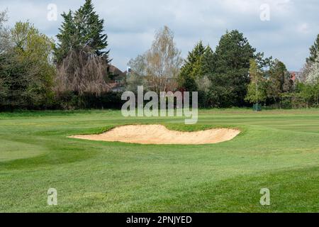 Maidenhead, Regno Unito. 19th aprile 2023. Cala Homes prevede di costruire 1.800 case sul Maidenhead Golf Club (nella foto) nella circoscrizione di Theresa May MP nel Berkshire, quando il loro contratto di locazione scade nel 2025. Ciò nonostante il fatto che la terra è stata data al popolo di Maidenhead da Lord Desborough. Il Maidenhead Golf Club non è riuscito a comprare il John Lewis Partnership Golf Club a Winter Hill a Cookham. L'offerente preferito è Safegolf Ltd Una veglia è stata tenuta dai residenti locali ieri sera fuori Maidenhead Town Hall lutto la perdita di 200 ettari di vitale spazio verde e habitat naturali a Maid Foto Stock