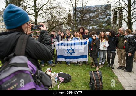 Varsavia, Polonia, 19/04/2023, gli studenti israeliani vengono visti fotografare mentre detengono la bandiera israeliana durante la cerimonia a Varsavia. La Polonia ha celebrato il 80th° anniversario della rivolta del Ghetto di Varsavia, una violenta rivolta che si è verificata dal 19 aprile al 16 maggio 1943, durante la seconda guerra mondiale I residenti del ghetto ebraico nella Varsavia occupata dai nazisti, hanno messo in scena la rivolta armata per impedire le deportazioni nei campi di sterminio nazisti. L'rivolta divenne un simbolo eterno della resistenza degli ebrei polacchi contro l'Olocausto. Tra i 1942 e i 1943 tedeschi trasportarono oltre 300.000 ebrei dal Ghetto di Varsavia a t. Foto Stock