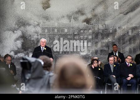 Varsavia, Polonia, 19/04/2023, il Presidente tedesco Frank-Walter Steinmeier ha tenuto un discorso durante la cerimonia a Varsavia. La Polonia ha celebrato il 80th° anniversario della rivolta del Ghetto di Varsavia, una violenta rivolta che si è verificata dal 19 aprile al 16 maggio 1943, durante la seconda guerra mondiale I residenti del ghetto ebraico nella Varsavia occupata dai nazisti, hanno messo in scena la rivolta armata per impedire le deportazioni nei campi di sterminio nazisti. L'rivolta divenne un simbolo eterno della resistenza degli ebrei polacchi contro l'Olocausto. Tra i 1942 e i 1943 tedeschi trasportarono oltre 300.000 ebrei dal Ghetto di Varsavia al campo di sterminio Foto Stock