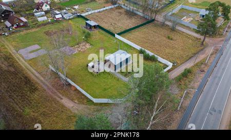 Fotografia drone di una casa accogliente in primavera Foto Stock