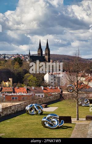 Sculture all'aperto di Lukas Rais al Bastion Garden chiamato Light Matter Shape and You. La cattedrale di Vyšehrad-Vysehrad si trova dietro. Foto Stock