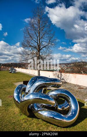 Sculture all'aperto di Lukas Rais al Bastion Garden chiamato Light Matter Shape and You. Foto Stock