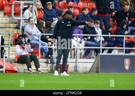 AESSEAL New York Stadium, Rotherham, Inghilterra - 18th aprile 2023 Vincent Kompany Manager di Burnley - durante il gioco Rotherham United contro Burnley, Sky Bet Championship, 2022/23, AESSEAL New York Stadium, Rotherham, Inghilterra - 18th aprile 2023 Credit: Arthur Haigh/WhiteRosePhotos/Alamy Live News Foto Stock