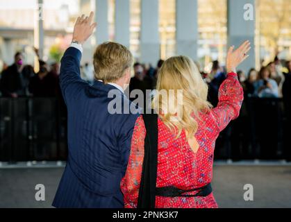 ROTTERDAM - 19/04/2023, il re Willem-Alexander e la regina Maxima arrivano al RTM Stage di Ahoy Rotterdam per il concerto del King's Day. Questo concerto è tradizionalmente organizzato nella città dove il re e la sua famiglia celebrano il giorno del re quell'anno. ANP MARCO DE SWART olanda fuori - belgio fuori Foto Stock