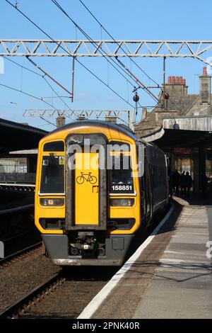 I treni del Nord esprimono lo sprinter dmu 158851 nella stazione ferroviaria di Carnforth con servizio passeggeri ordinario 19th aprile 2023. Foto Stock