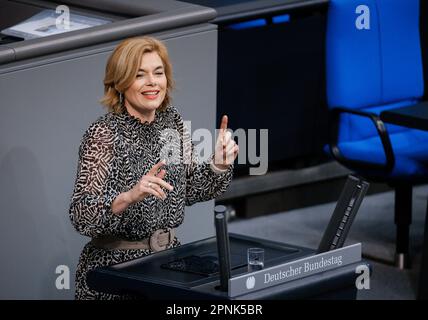 Berlino, Germania, 19 aprile 2023. Julia Kloeckner, CDU, MDB, ha tenuto un discorso sull'ora corrente ‚ÄûFurther uso del nucleare powerÄú nella sessione plenaria del Bundestag tedesco a Berlino, 19 aprile 2023. Foto Stock