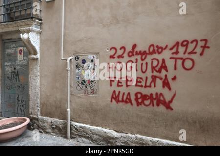 Roma, Italia. 19th Apr, 2023. Graffiti supportando AC Roma, Roma, Italia, 19 2023 aprile, il 20 aprile AC Roma incontrerà il team olandese Feyenoord. (Foto di Elisa Gestri/SIPA USA). Credit: Sipa USA/Alamy Live News Foto Stock