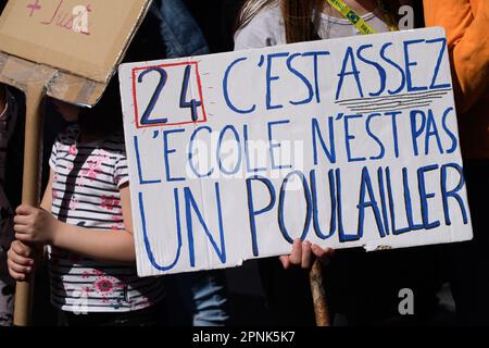 Parigi, Francia - 19/4/2023, Julien Mattia / le Pictorium - raduno intersindacale degli insegnanti a Parigi - 19/4/2023 - Parigi / Ile de la Cite (parigi) / Parigi 7th° arrondissement (7th° arrondissement di Parigi) - Manifestazione intersindacale degli insegnanti davanti al Ministero dell'Istruzione a Parigi per l'abbandono del Patto Ndiaye e contro la riforma delle pensioni, 19 aprile 2023 Foto Stock