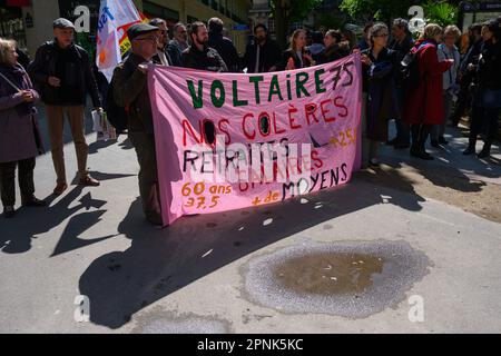 Parigi, Francia - 19/4/2023, Julien Mattia / le Pictorium - raduno intersindacale degli insegnanti a Parigi - 19/4/2023 - Parigi / Ile de la Cite (parigi) / Parigi 7th° arrondissement (7th° arrondissement di Parigi) - Manifestazione intersindacale degli insegnanti davanti al Ministero dell'Istruzione a Parigi per l'abbandono del Patto Ndiaye e contro la riforma delle pensioni, 19 aprile 2023 Foto Stock