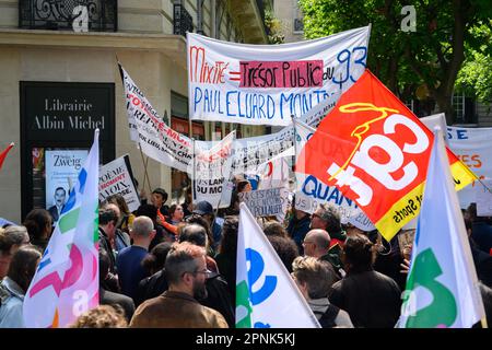 Parigi, Francia - 19/4/2023, Julien Mattia / le Pictorium - raduno intersindacale degli insegnanti a Parigi - 19/4/2023 - Parigi / Ile de la Cite (parigi) / Parigi 7th° arrondissement (7th° arrondissement di Parigi) - Manifestazione intersindacale degli insegnanti davanti al Ministero dell'Istruzione a Parigi per l'abbandono del Patto Ndiaye e contro la riforma delle pensioni, 19 aprile 2023 Foto Stock