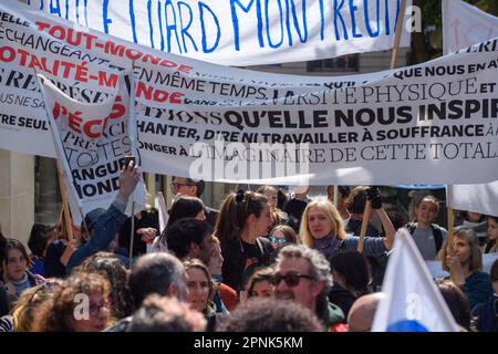 Parigi, Francia - 19/4/2023, Julien Mattia / le Pictorium - raduno intersindacale degli insegnanti a Parigi - 19/4/2023 - Parigi / Ile de la Cite (parigi) / Parigi 7th° arrondissement (7th° arrondissement di Parigi) - Manifestazione intersindacale degli insegnanti davanti al Ministero dell'Istruzione a Parigi per l'abbandono del Patto Ndiaye e contro la riforma delle pensioni, 19 aprile 2023 Foto Stock